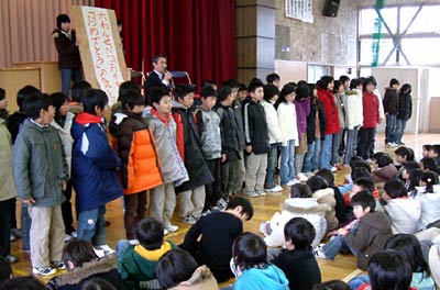 9日行われた四日町小学校の始業式で、5年生をステージ前に整列させる広部校長