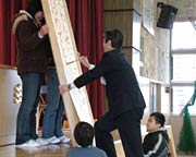 ことしの目当てを書き初めで児童に伝える広部校長