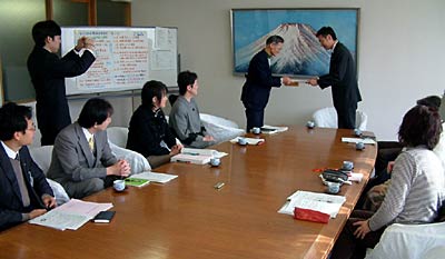 国定三条市長に「さんじょう版市民活動のあり方に関する中間報告」を手渡す市民活動支援検討委員会の川崎座長