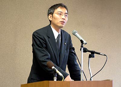 演台を前に立って会見するスタイルに変えた国定三条市長