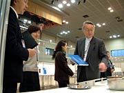 審査風景、右のグレーのジャケットが審査委員長の長岡造形大学・豊口協理事長