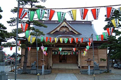 14日夜から献灯祭が行われる八幡宮の社殿