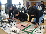 小学生は自分の名前を大書