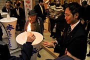 皮切りでろうそくに御神火を点火する国定三条市長