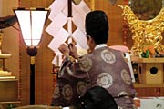 火打ちをして御神火をともす藤崎宮司