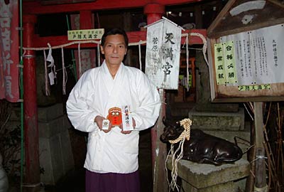 戸隠天満宮前で合格祈願などの札を手に星野戸隠神社宮司