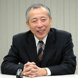 県議選出馬で会見する山井氏