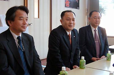 左から土田後援会長、嵐立候補予定者、近藤幹事長