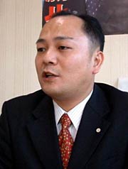 県議選出馬で会見する嵐氏