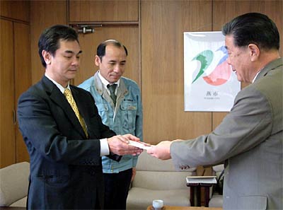 左からホクエツの浅野社長、山浦宅配トマト事業部長、小林燕市長