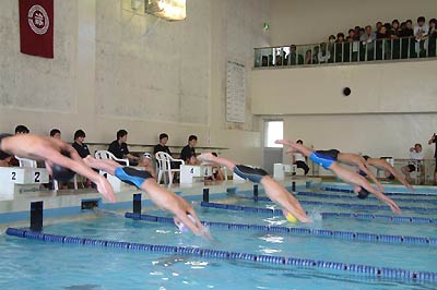 21日、三条市民プールで開かれた平成19年新春水泳大会
