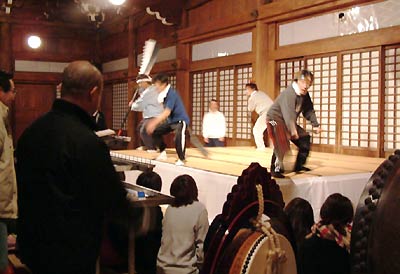本成寺で毎晩、行われている鬼踊りの練習