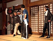 若手に鬼の所作を指導