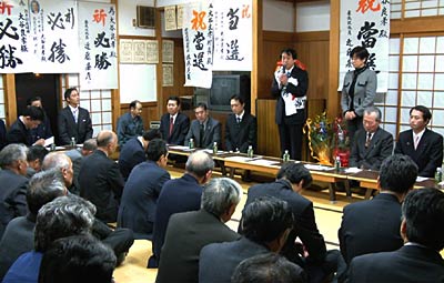 23日、弥彦村長選で無投票で再選された大谷氏の選挙事務所