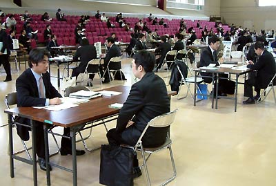 23日、県央地域地場産業振興センターで開かれた県央就職フェア2007