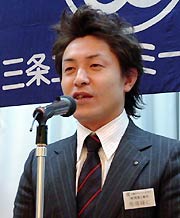 あいさつする馬場会長