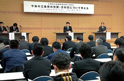 26日、泉田県知事と国定市長をパネリストに行われた三条商議所青年部主催パネルディスカッション