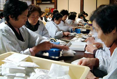 31日、本成寺で行われた福豆の袋詰め作業