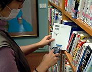 図書のバーコードを読み取る作業を行う職員