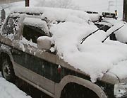 朝から駐車場に停めておいた職員の車は夕方にはこんもりと雪が積もった