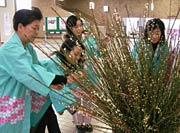 女将4人が協力して生け込み