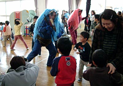 3日、三柳・牛ヶ島地区青年会が初めて地元のふじの木保育園へ鬼の出前
