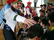 福の神の登場にようやく笑顔の子どもたち