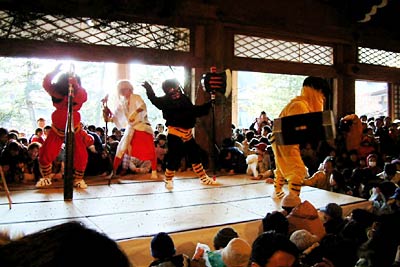 「節分」の3日、三条市・本成寺で行われた恒例の節分会の鬼踊り