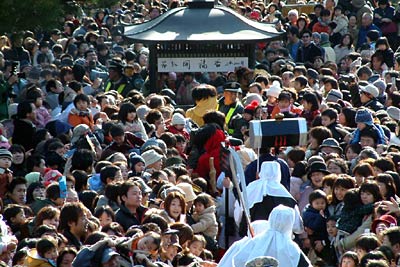 境内をぎっしりと埋めた参拝客にもみくちゃにされる鬼や僧兵