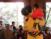 鬼に抱き上げられて恐怖にこわばる子ども