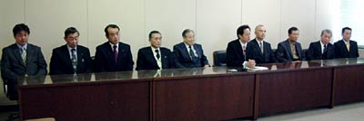 会見の同席者
