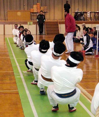 4日開かれた第18回下田新春綱引大会
