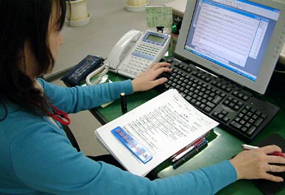 緊急の暖冬による影響調査で回収した調査票のデータ入力を行う三条商工会議所職員