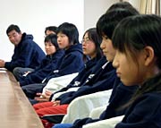 国定市長を前に緊張する選手