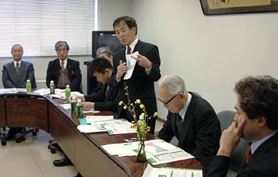 加茂市長選出馬で鶴巻氏の会見、中央に立つのが鶴巻氏