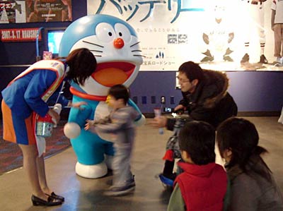 アニメ映画『ドラえもんのび太の新魔界大冒険』のPRで12日までワーナー・マイカル・シネマズ県央を訪れているドラえもん