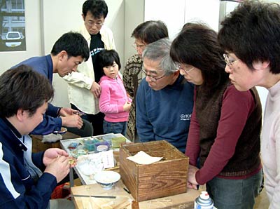 10日、三条鍛冶道場で開かれた三条仏壇の体験講座「彫金アクセサリーづくり」