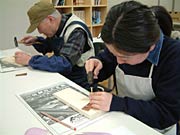釘を加工したタガネを打つ参加者