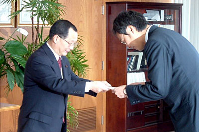 県央広域市町村圏協議会会長の国定市長に第四次県央広域市町村圏振興整備計画の答申書を手渡す県央広域市町村審議会会長の村上三条市議会議長