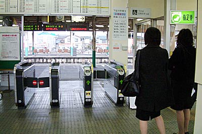 閑散としたJR東三条駅で列車の運行状況を確認する乗客