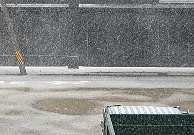 15日午前10時6分、三条市上須頃地内で強風にあおられてうねるように降る雪
