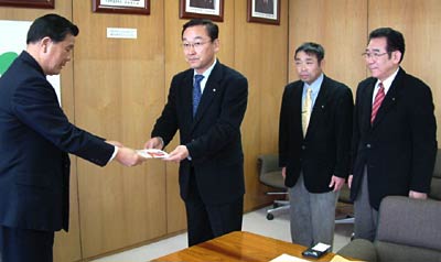 左から小林燕市長、目録を手渡す燕ロータリークラブの小林会長、冨田幹事、薄田次期会長