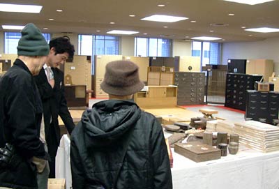 18日まで県央地域地場産業振興センターで開かれている浅野タンスの「桐の浅野 早春展」