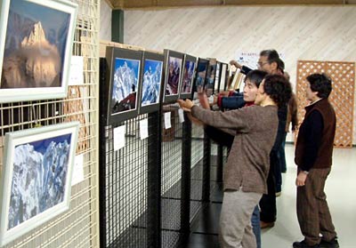 16日から18日まで三条市・ウエスト三条店で開かれている「ネパール・ヒマラヤ写真展2007」の展示作業を行う新潟ナマステの会