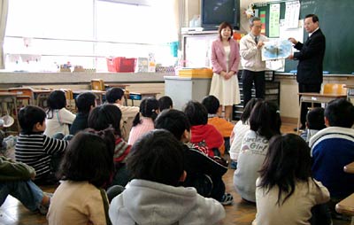 16日、上林小で絵本の読み聞かせを行う三条中央ライオンズクラブ
