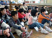 読み聞かせに集中する2年生