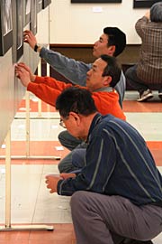 展示作業に集中する会員