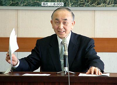 26日、平成19年度当初予算案を発表する小池加茂市長