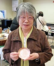 自分で鍛金打ち上げで模様を施した銘々皿を手に「一生の宝物です」と参加した主婦