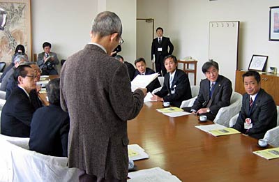 提案書の内容を説明する五十嵐川に関する検討会IIのメンバー